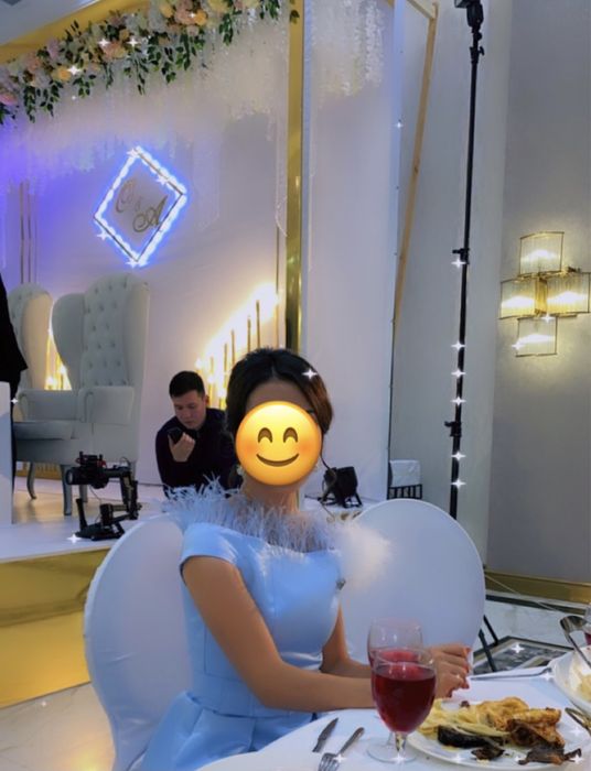 Шикарное платье с перьями! Цвет тиффани! На продажу