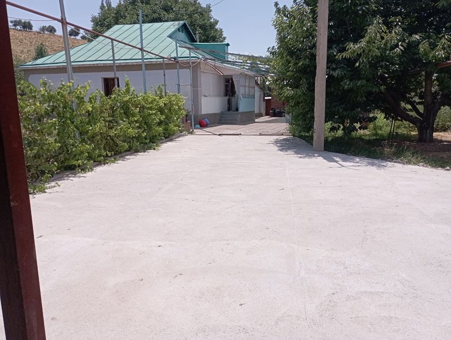 Hovli uy sotiladi