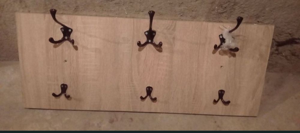 De vînzare un cuier de perete pentru haine cu dimensiuni de 75x30 cm.