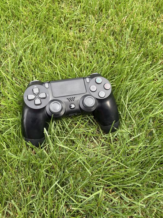 Vand o maneta pentru ps4