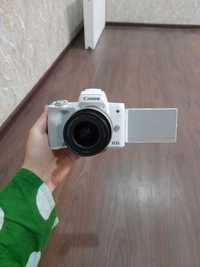 Canon EOS M50 с объективом EF-M 15–45 mm, белый