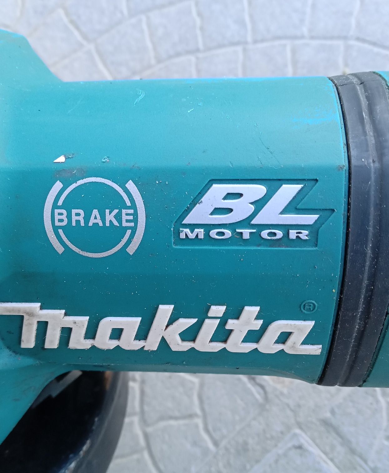 Акумулаторен безчетков ъглошлайф Makita DGA 700