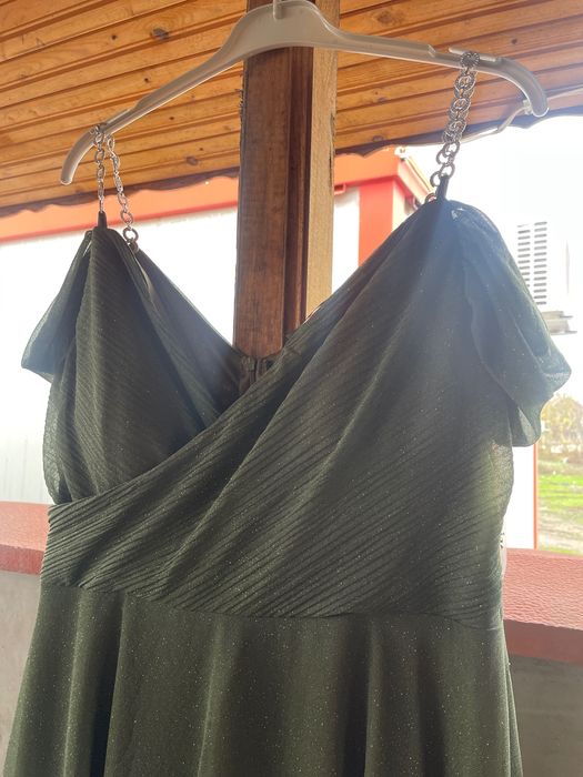 Сватбена рокля тъмно зелена и блестяща и ефектна с падащи рамене