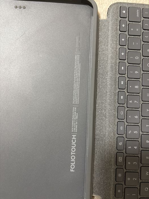 Husa logitech compatibila cu ipad air 5th gen