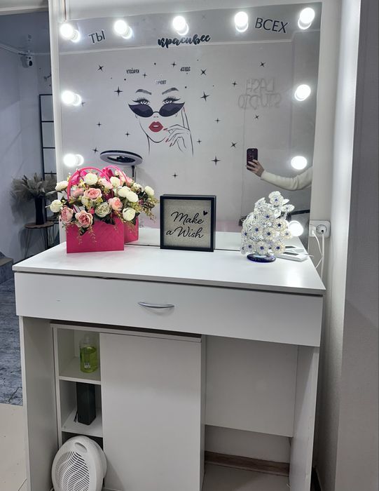 Продается визажный стол! состояние очень хорошее, все лампы рабочие!