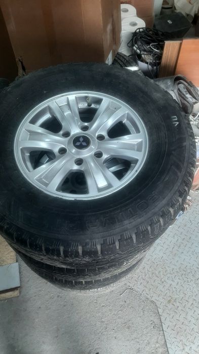 Комплект колес на Митцубиси.