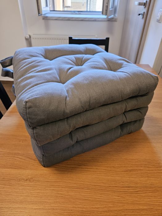 Masa bucatarie  Ikea 140/220 x 84 cu 4 scaune si 2 seturi perne