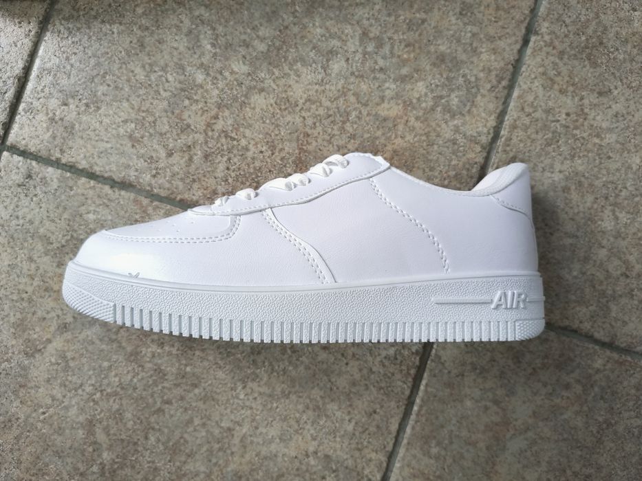 Чисто бели маратонки