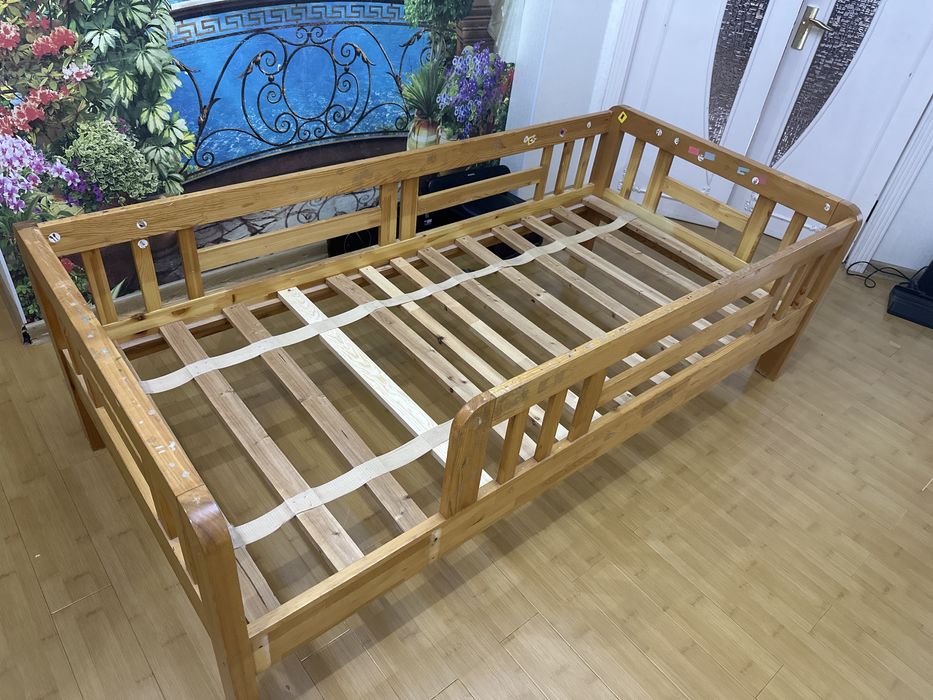 Кровать из дерева