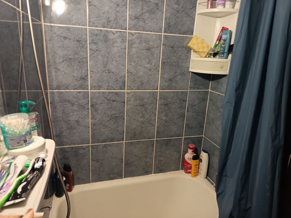 Închiriez cameră într-un apartament cu două camere