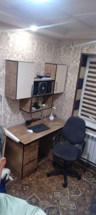 Дарс киладиган столи шкафи стули билан срочно сотиладин