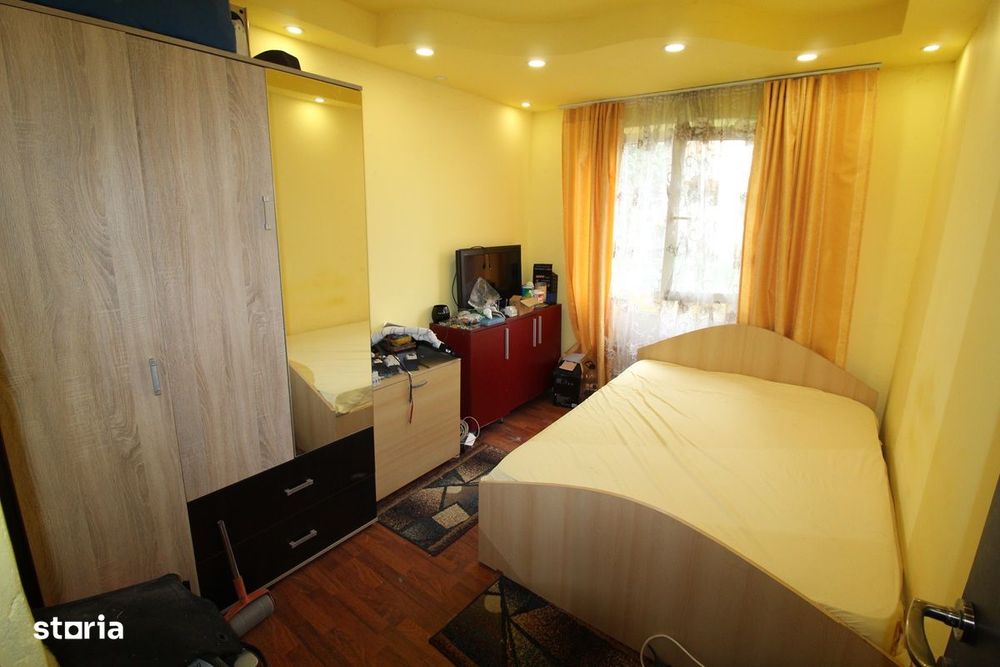 Vând apartament 3 camere în Hunedoara, zona M7-Str.Trandafirilor, et 1