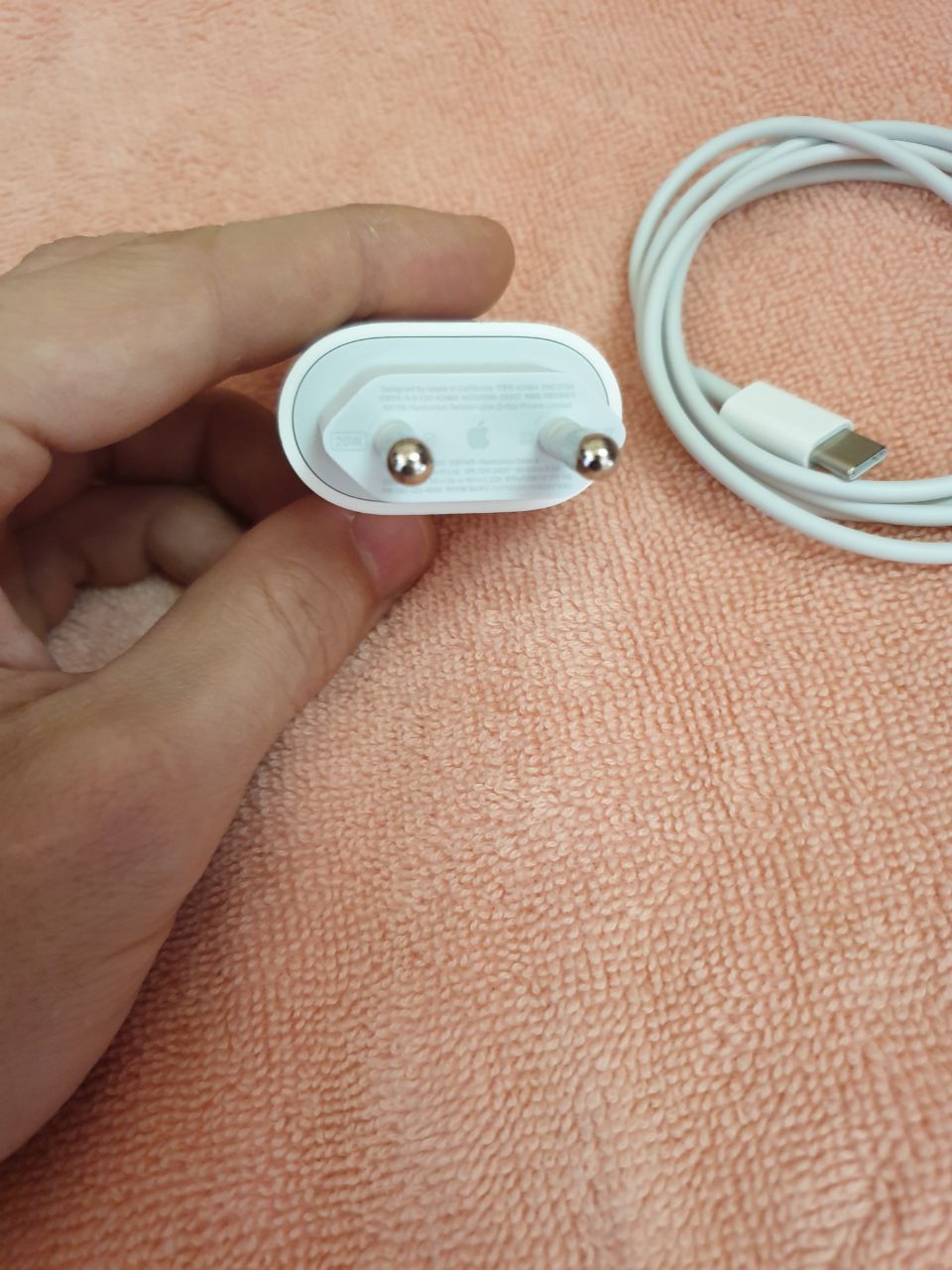 Продам оригинальное зарядное устройство от iphone