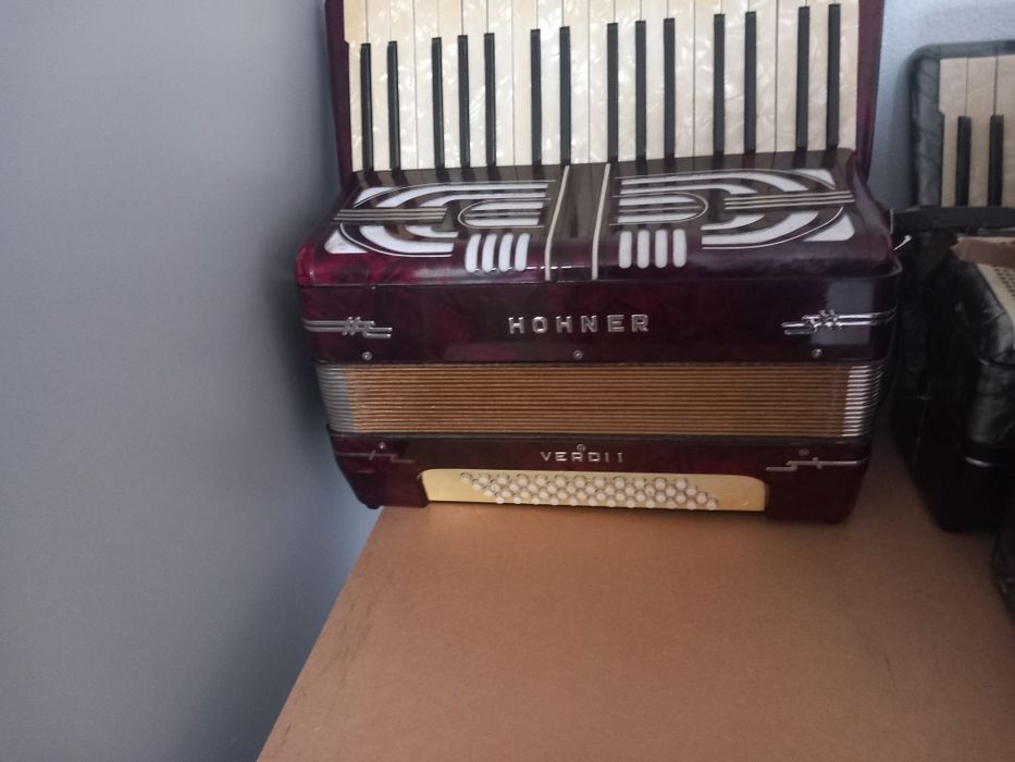 Hohner de vanzare 48 basi acordeonul arata bine are burduf original ac