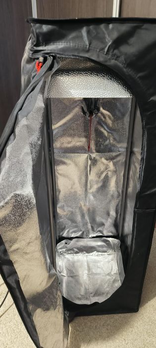 Cort crestere indoor. Lumina, ventilator si 4 ghivece