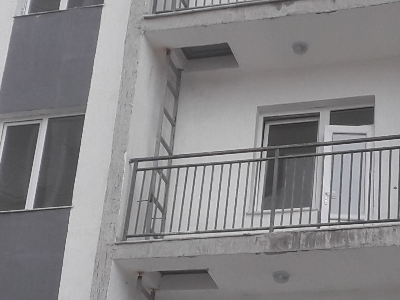 Qorasuv Motrid markazda uy sotiladi 2xonali. Maklersiz.