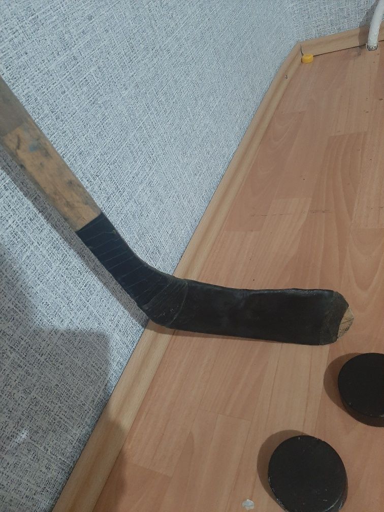 Клюшка JOFA + 2 шайбы. Б/у. Левый хват.