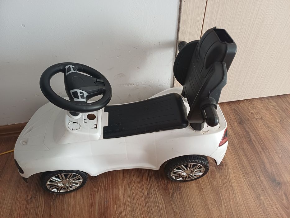 Продам машинку детскую