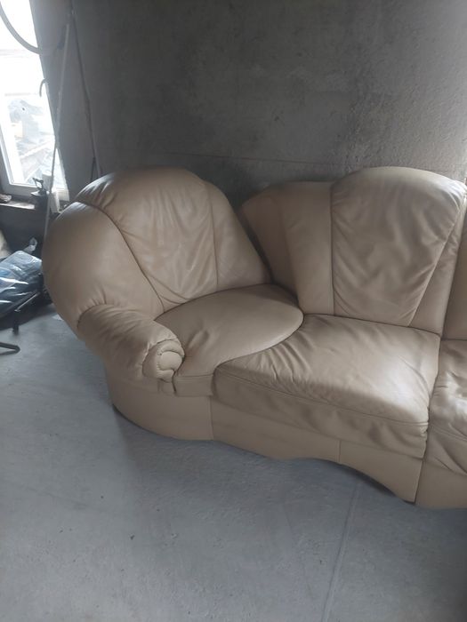 Vând colțar din piele naturală, în stare foarte bună, 2900 lei.