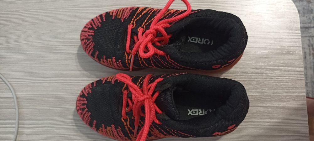 Продам кроссовки на девочку