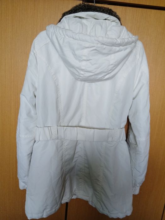 Зимно дамско  бяло яке ,размер-L,с качулка