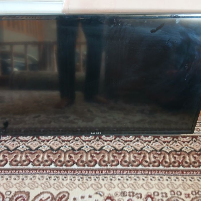 Samsung  televizor sotiladi 40 dioganal smart box bilan