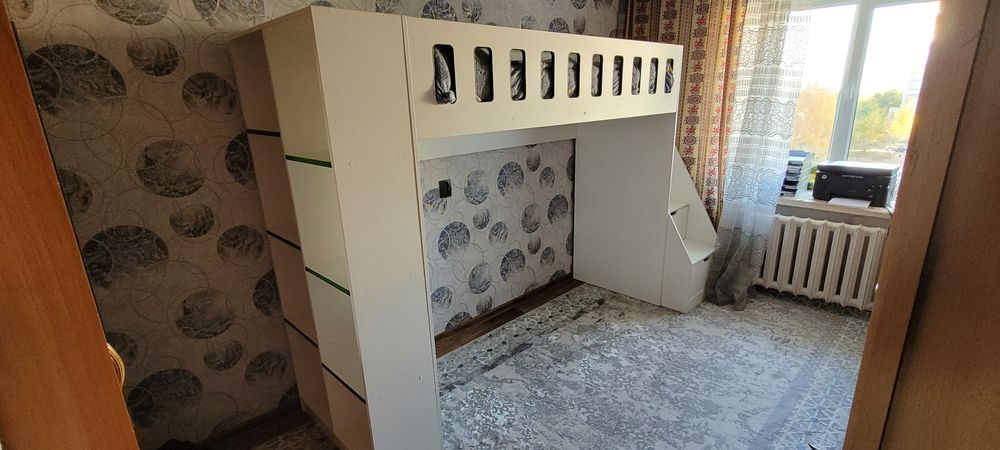 Продам детскую кровать с полками и лестницой