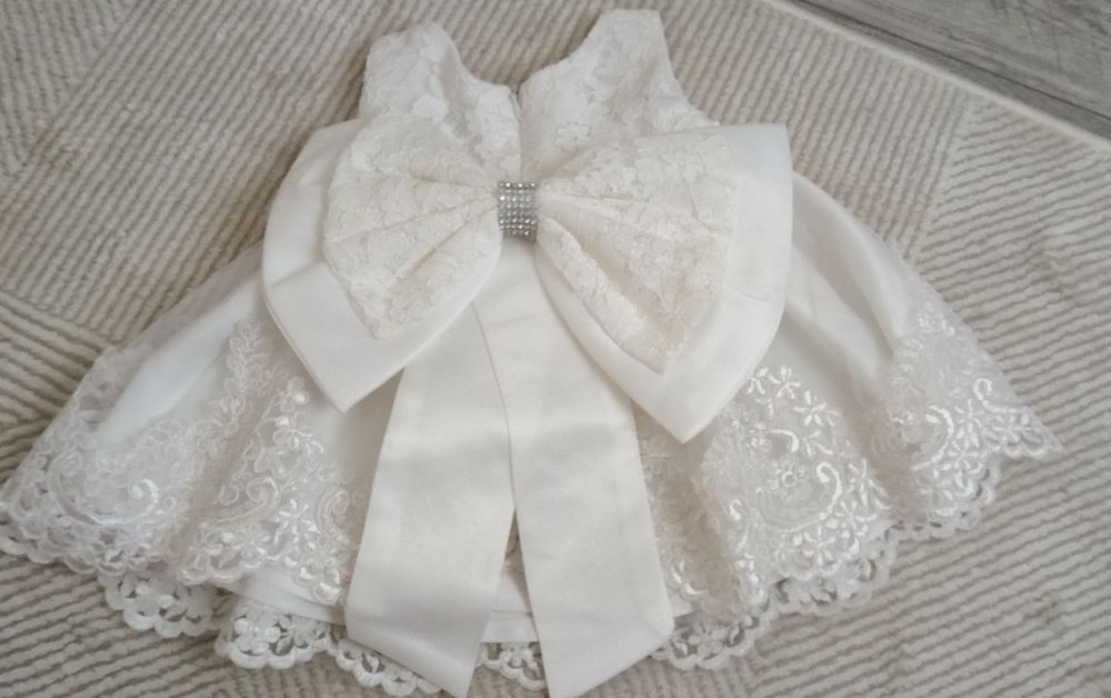 Rochita si bentita botez, superba, culoare alb,mas 3 luni