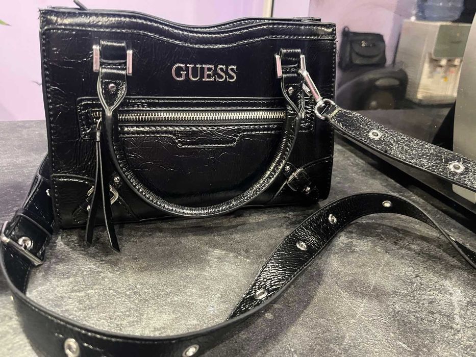 Черна кожена чанта на GUESS