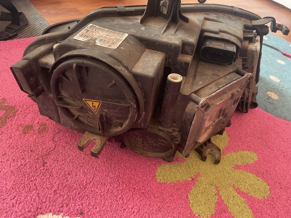 Vând far audi a4 b8 bi xenon