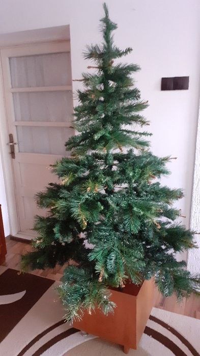 Mos Craciun,brad,globulete si decoratiuni