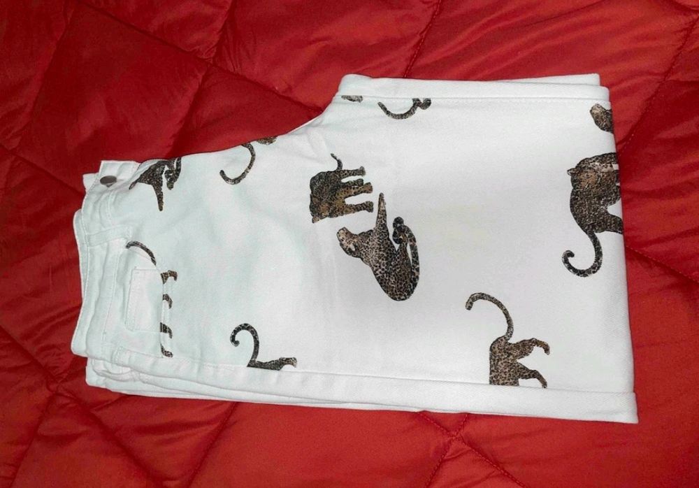 Blugi cu talie înaltă albi cu print