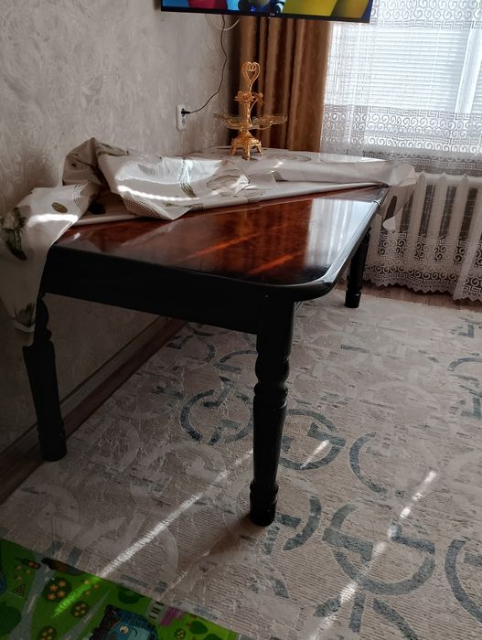 Продаю Гостинный стол обеденный . Стол сатылады залга коюга .