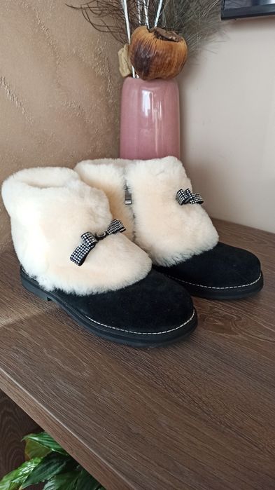 Боти естествен велур и вълна.