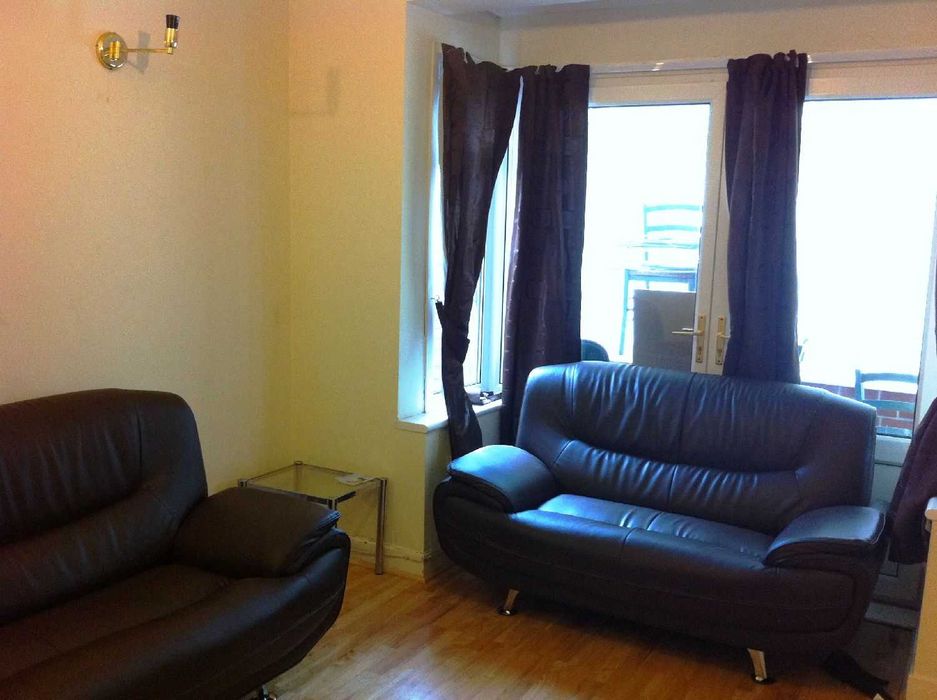 Дава се под наем Двустаен апартамент в София, Център - 65 кв.м за 387.6 € - Снимка #2