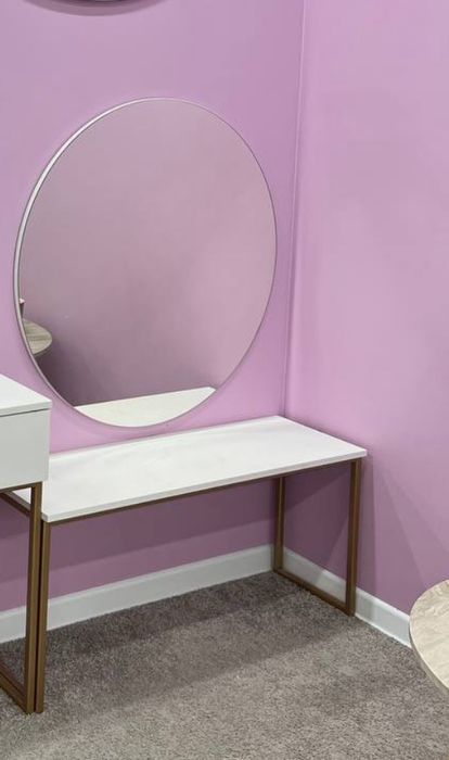 Столик таулетный и зеркало