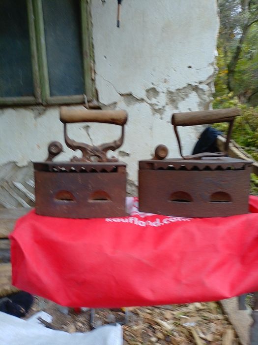 Fier de calcat antic pe carbune. Doua bucati