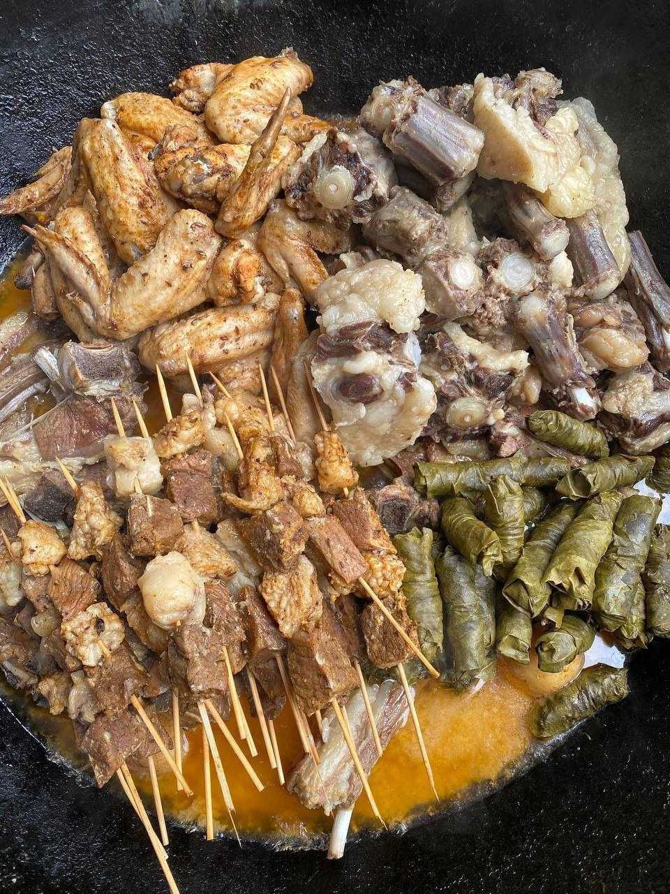Qovurdoq Shashlik Assorti Julien Shirinliklar va to'rt Baliq Somsa