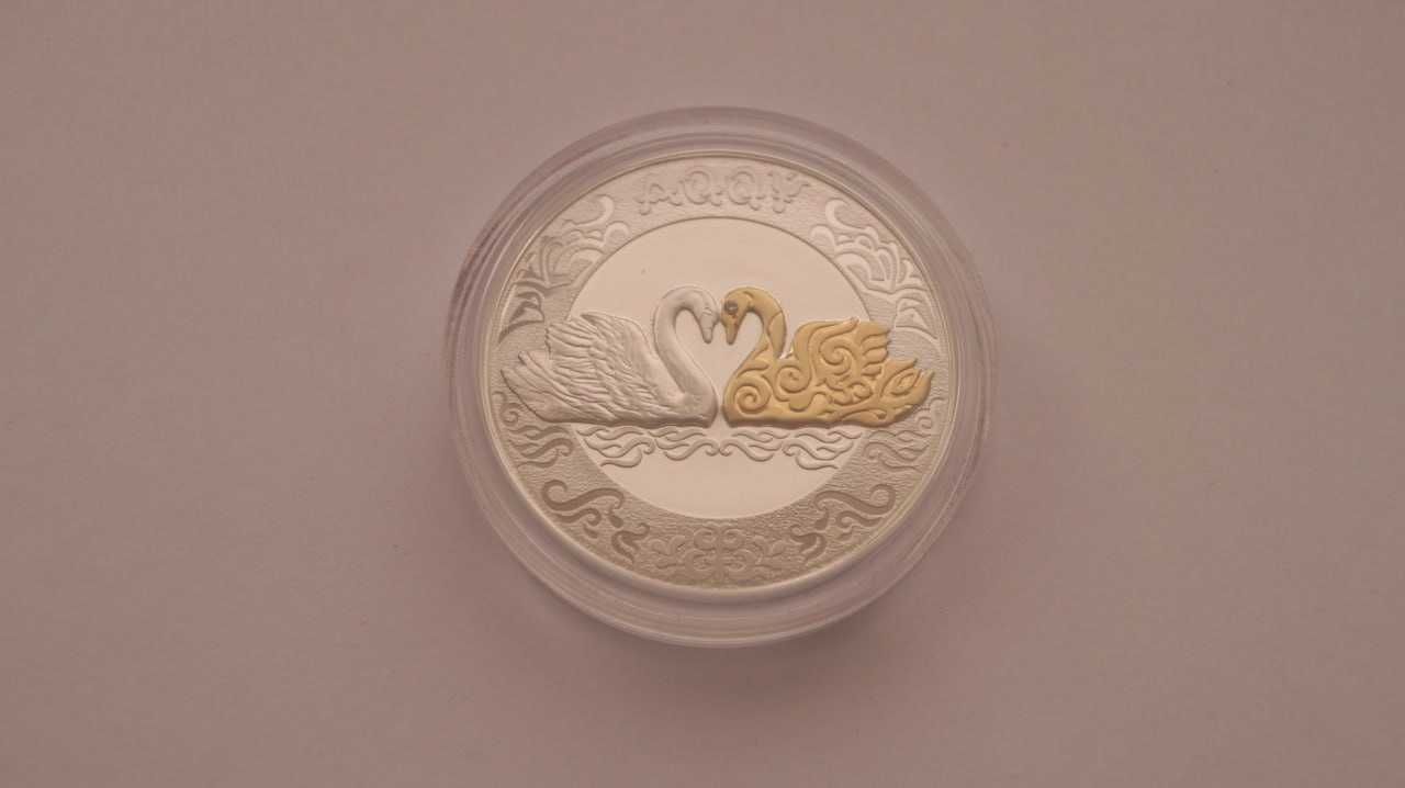 Монета из серебра с бриллиантом Лебеди