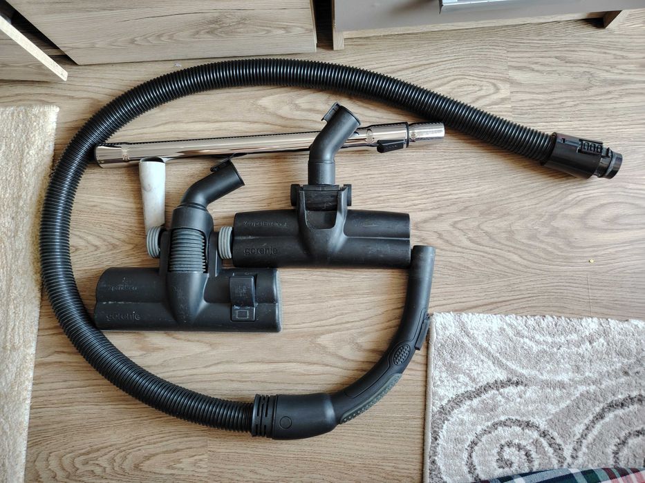 Aspirator fara sac Gorenje , 700 W, recipient praf 3.3 l , filtru HEPA