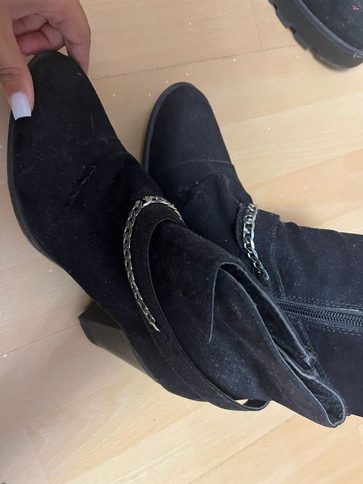 Vand adidași,ghete și o haină de piele scurta