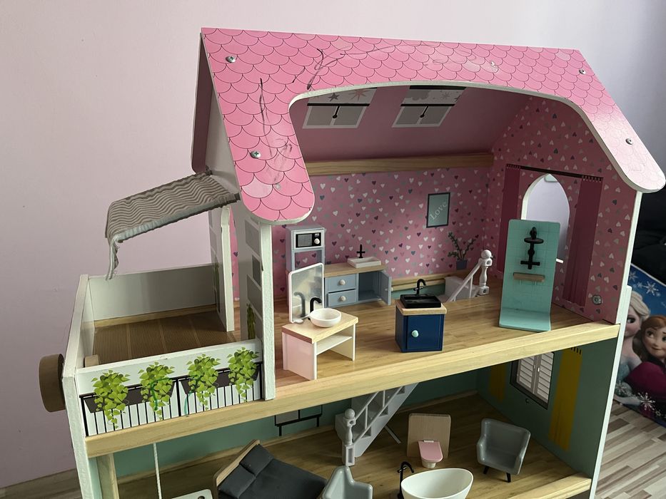 Детска дървена къща за кукли