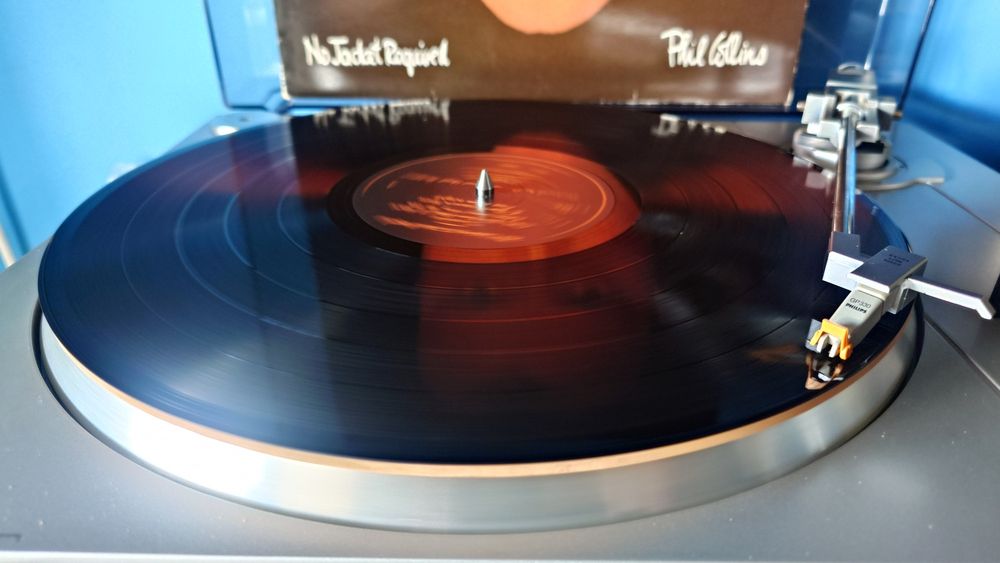 Продавам грамофон Philips F7130