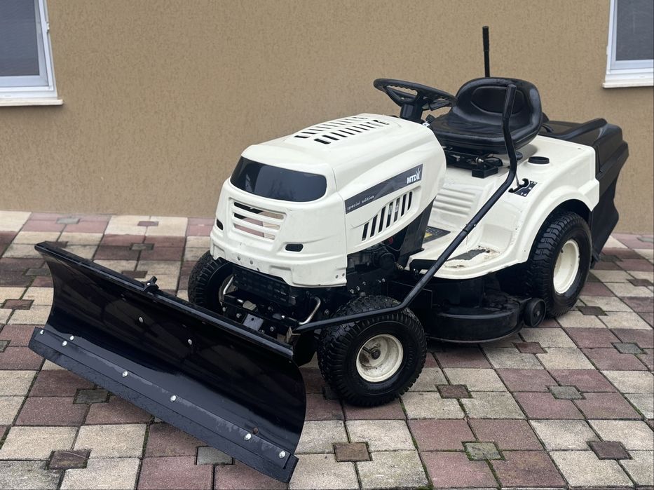 Tractoras tuns iarba gazon lama