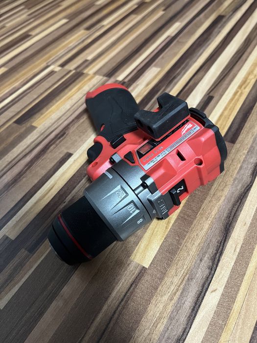 Milwaukee circular mana FUEL BRUSHLESS pe acumulator+FiletantăM12FDD2