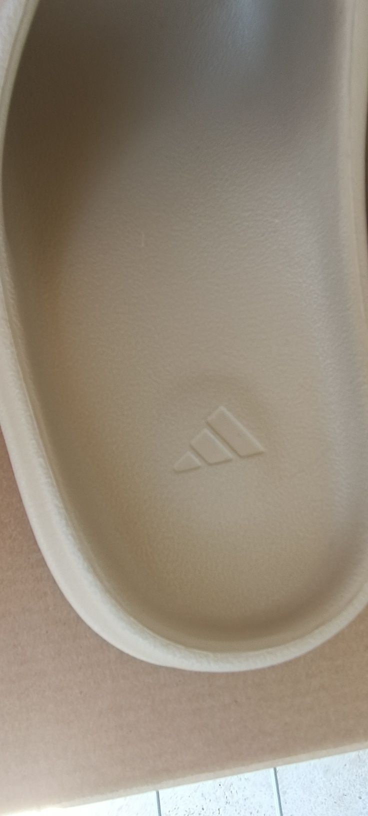 YEEZY SLIDES – Черни и Бежови – Номер 43