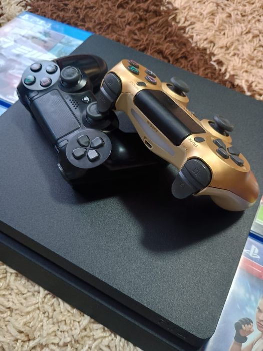 Vând PS4 însoțit de încă un controler și 4 jocuri