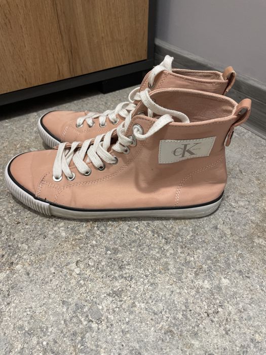 Кецове пепел от рози на Calvin Klein