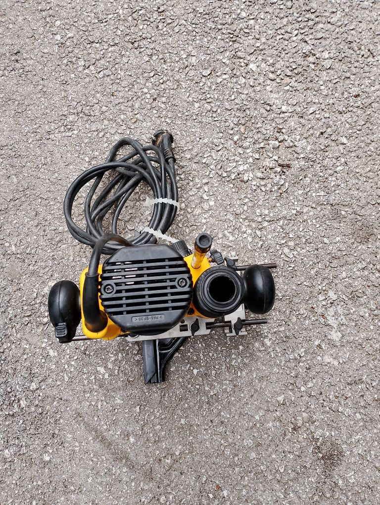 Оберфреза DeWalt DW621