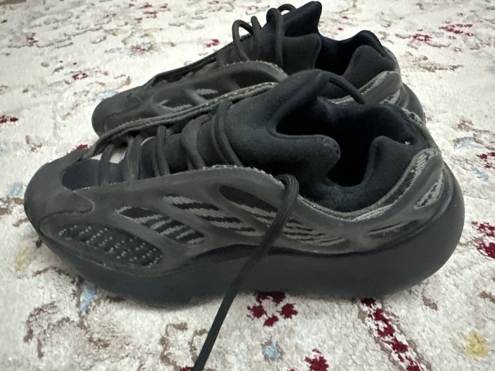 Кроссовки Adidas yeezy boost 700 v3